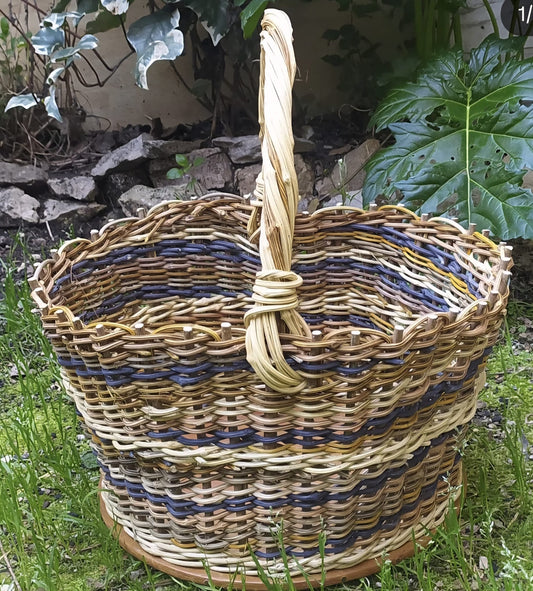 Panier artisanal en clématite à fond plein