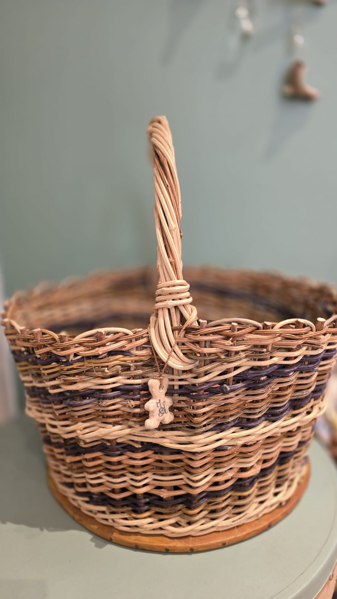 Panier artisanal en clématite à fond plein