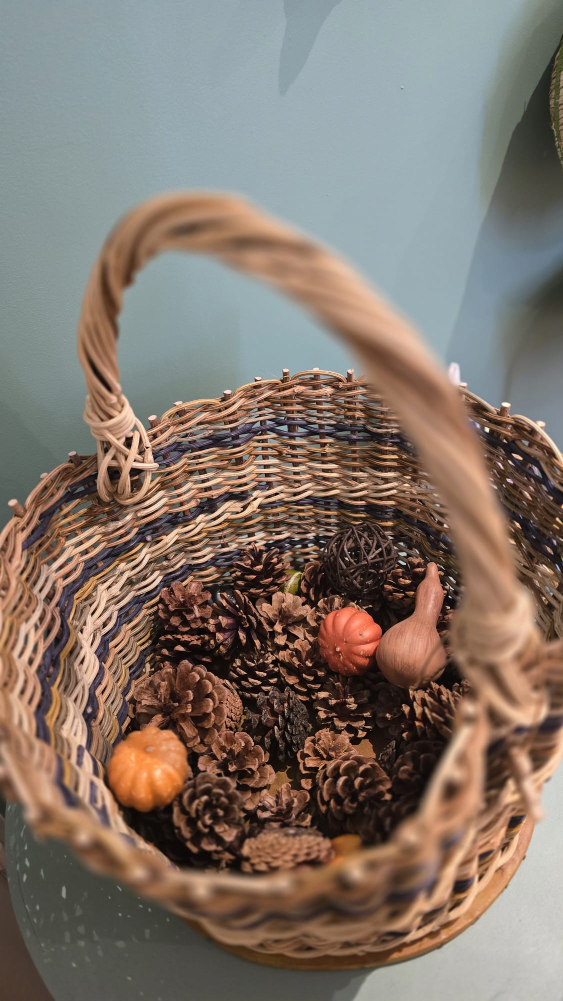 Panier artisanal en clématite à fond plein