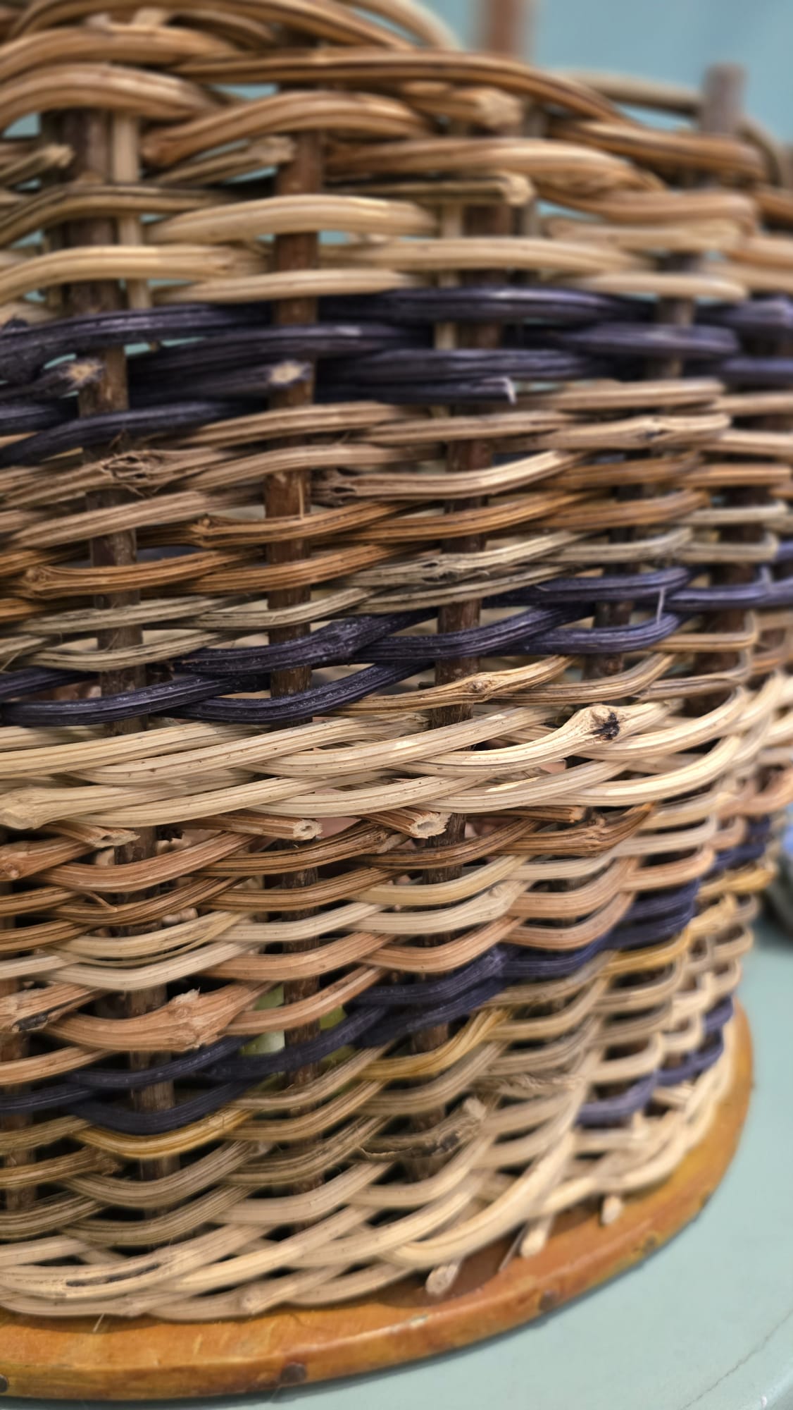 Panier artisanal en clématite à fond plein